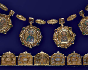 halssmykke-af-guldperler-og-medaljoner-sahnivka-ukraine-1100-1200-tallet-og-diadem-pressefoto-moesgaard-museum